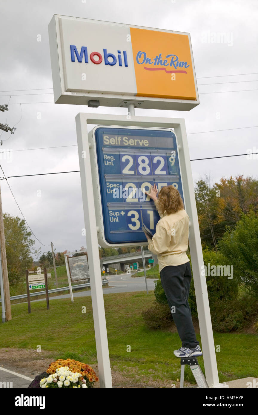 Augmenter le prix de l'essence à une station Mobil dans le New Hampshire Banque D'Images