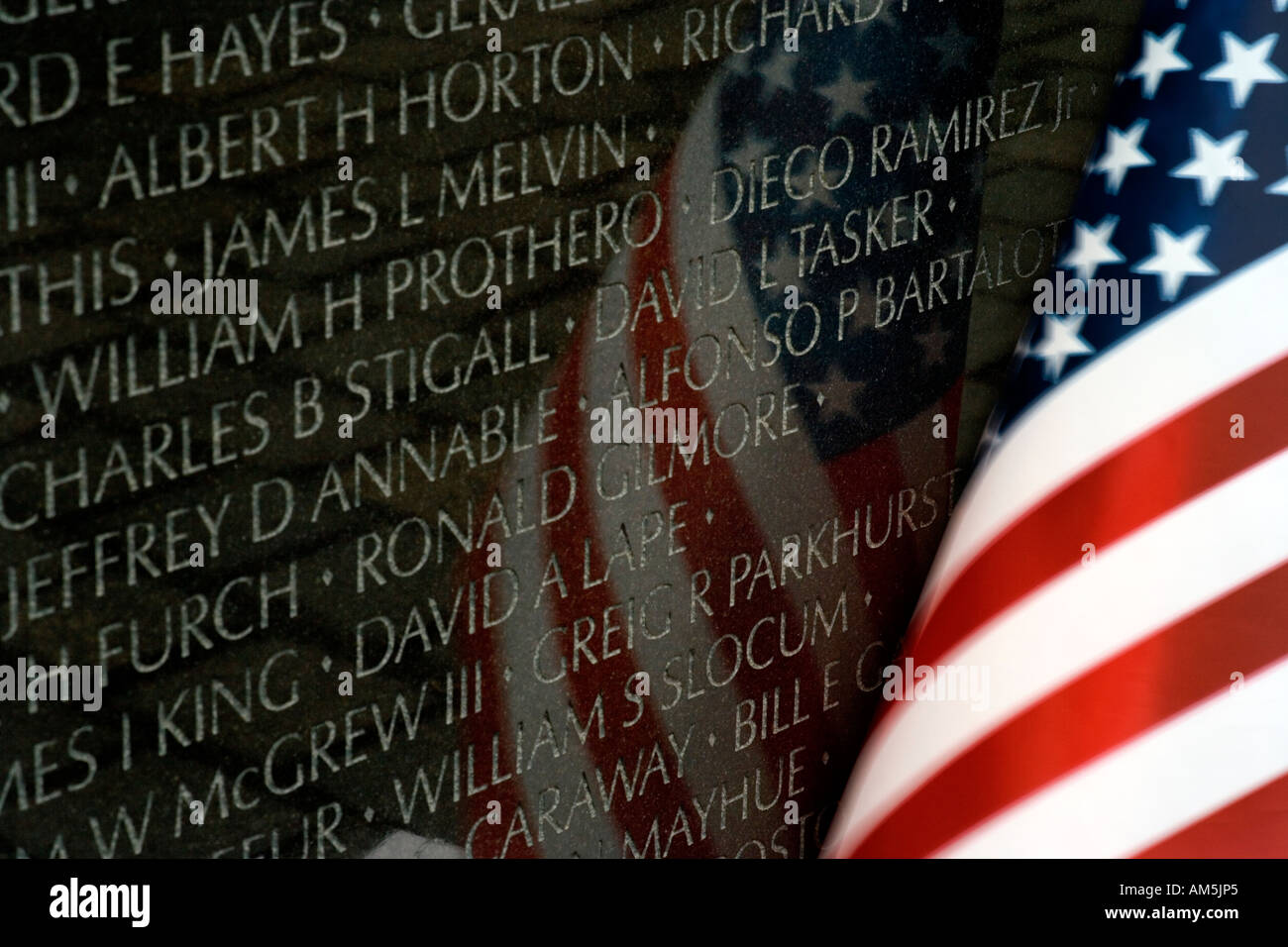 Drapeau américain à la paroi, la Vietnam Veterans Memorial à Washington D.C. Banque D'Images