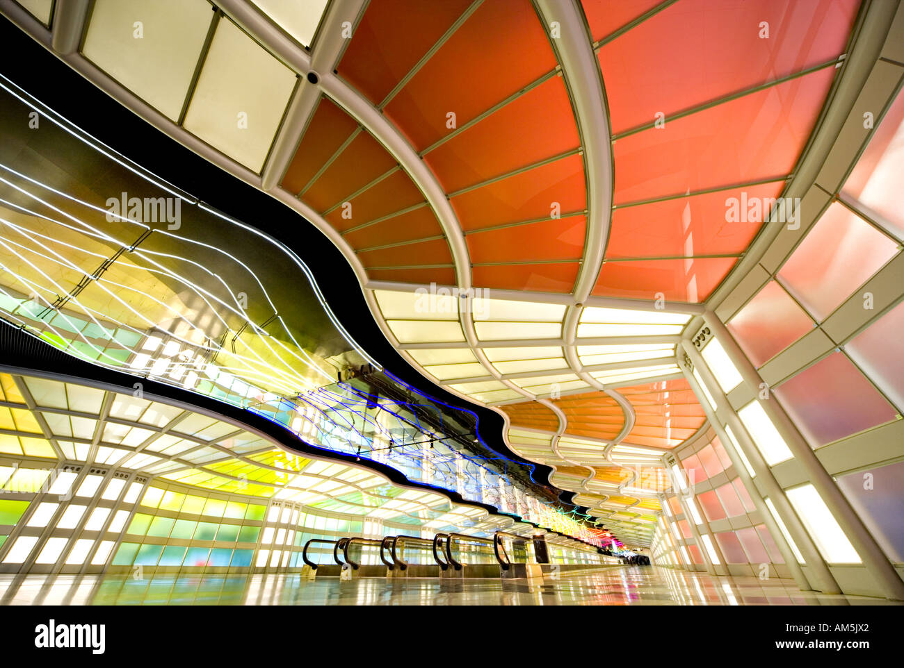 Grand angle extrême de l'image vide trottoir roulant dans le tunnel à l'aéroport O'Hare de Chicago avec des motifs de lumière au néon en mouvement Banque D'Images