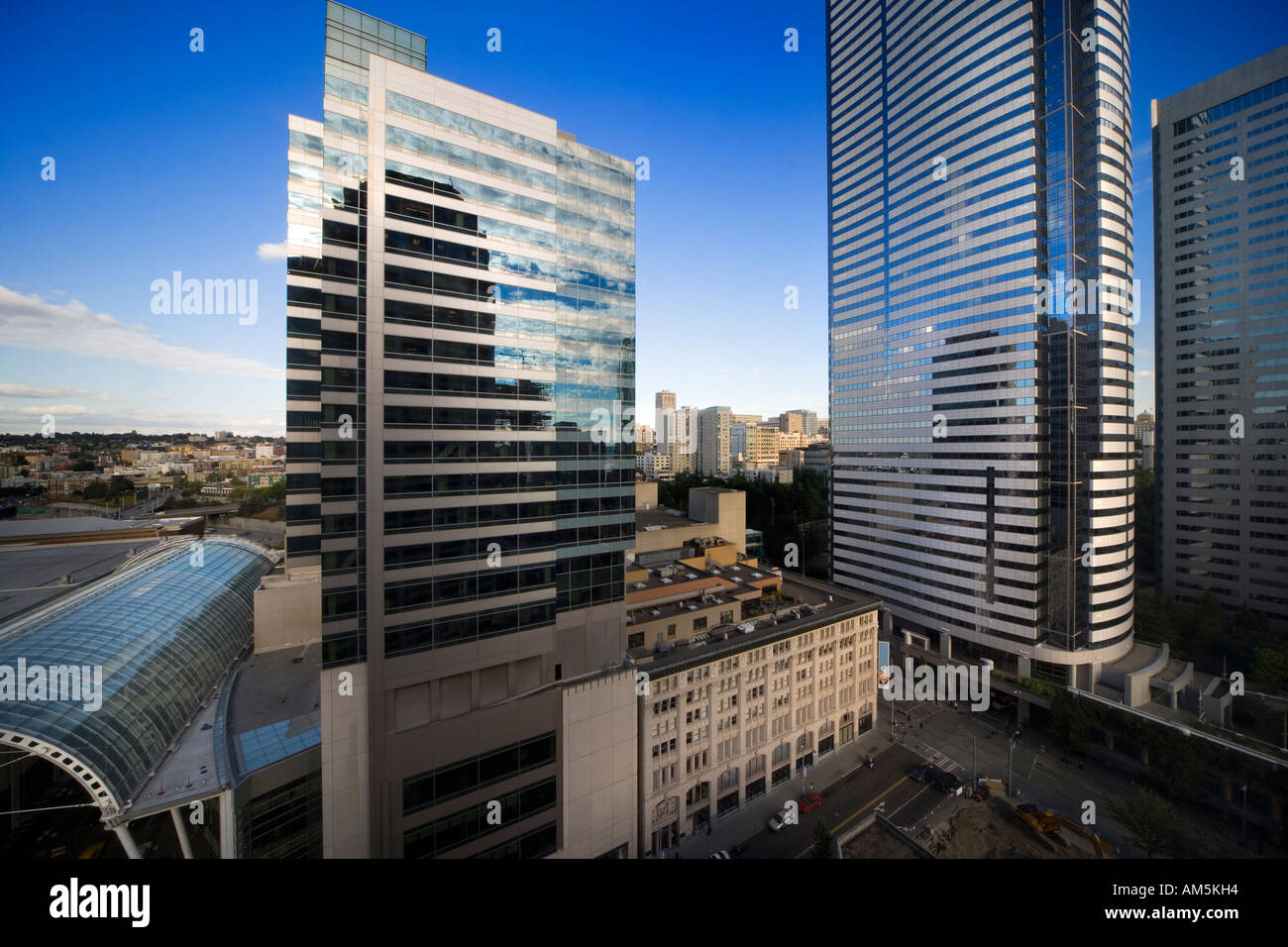 7Th Avenue Seattle & Union Sq. : Washington State Convention and Trade Center ; ACT Theater et bâtiment Zippo Banque D'Images