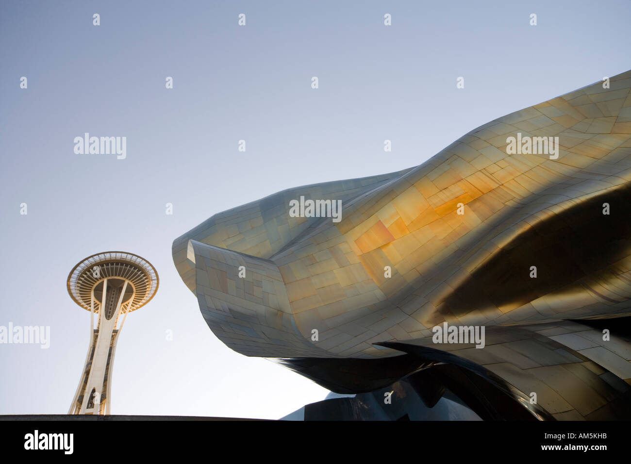 Seattle Space Needle vu de l'Experience Music Project par Frank Gehry sur le campus du centre de Seattle. Banque D'Images