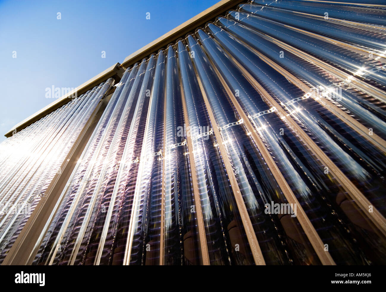 L'eau chaude solaire panneaux contre un ciel bleu avec des reflets de la lumière du soleil. Banque D'Images