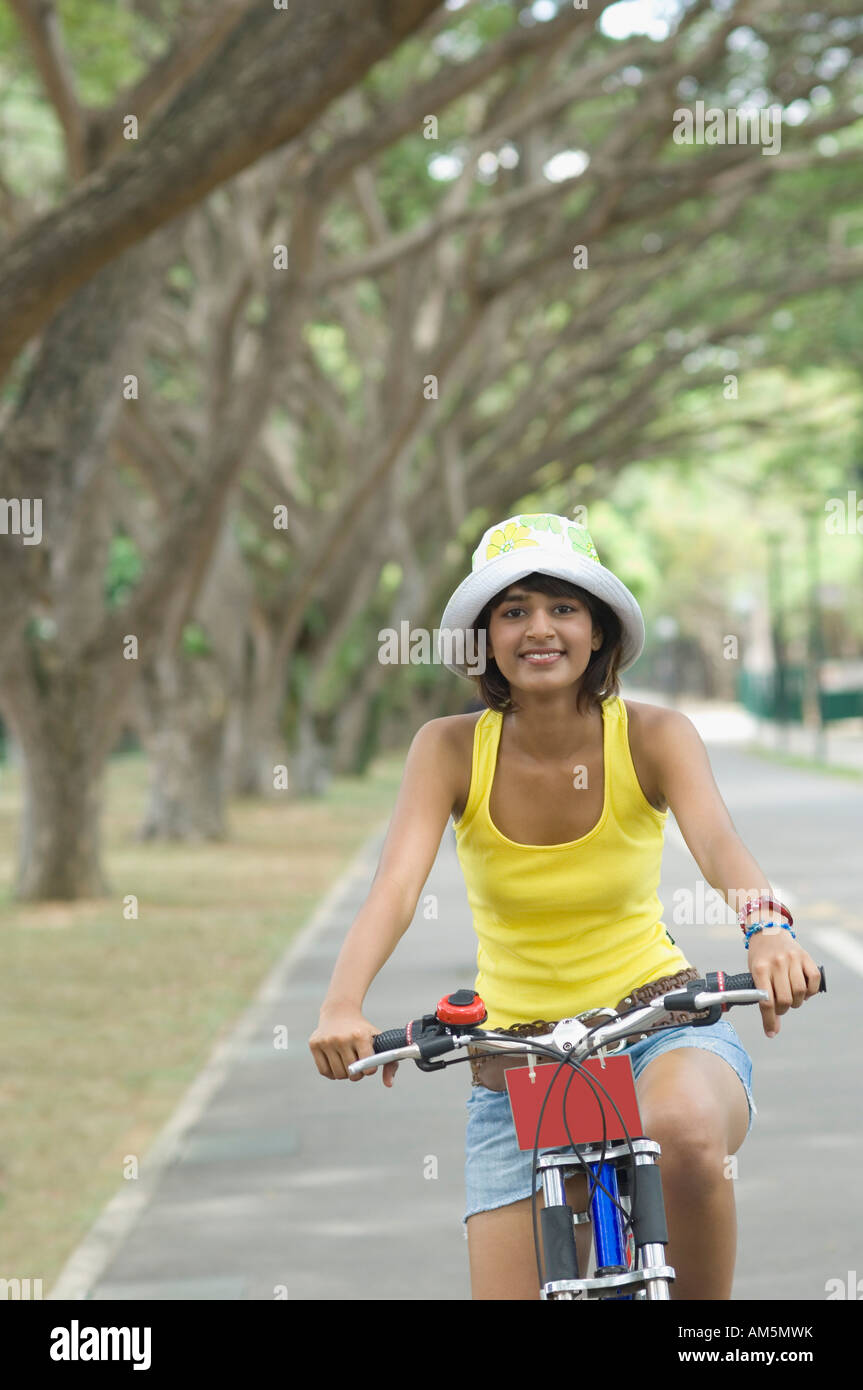 Portrait of a young woman riding a bicycle Banque D'Images