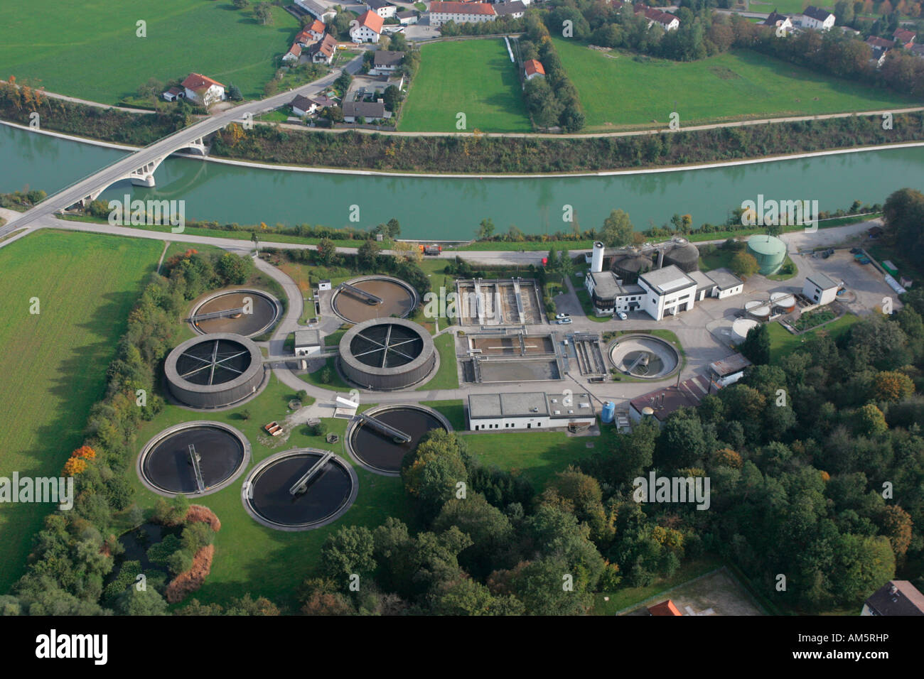 Station d'épuration, photo aérienne, Inn Canal près de Waldkraiburg, Upper Bavaria, Germany, Europe Banque D'Images