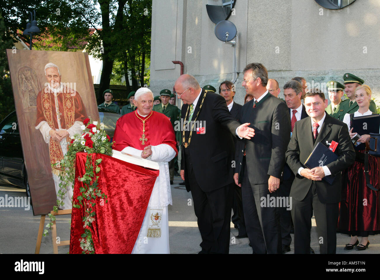 Le pape Benedikt XVI. afficher son portrait , Altoetting, Haute-Bavière, Allemagne Banque D'Images