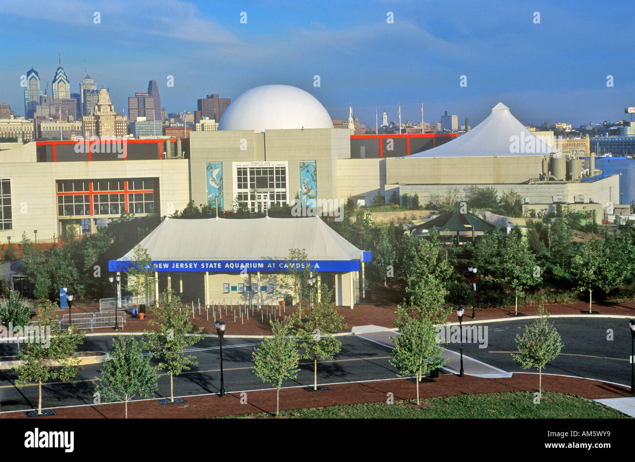 Aquarium de l'État du New Jersey à Camden NJ avec Philadelphia skyline en arrière-plan Banque D'Images