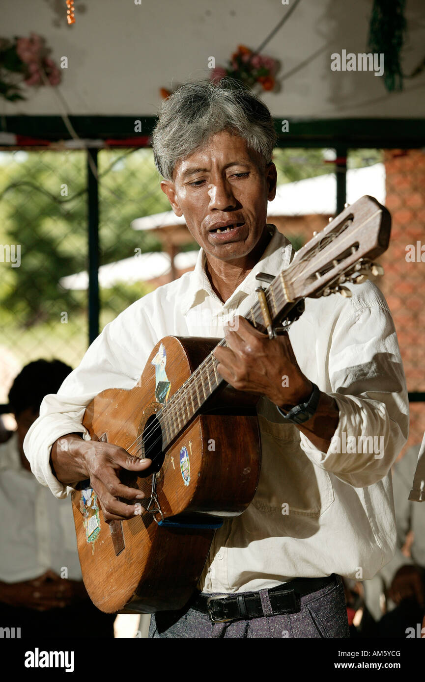 Jouer de la guitare, indien, Loma Plata Chaco, Paraguay, Amérique du Sud  Photo Stock - Alamy
