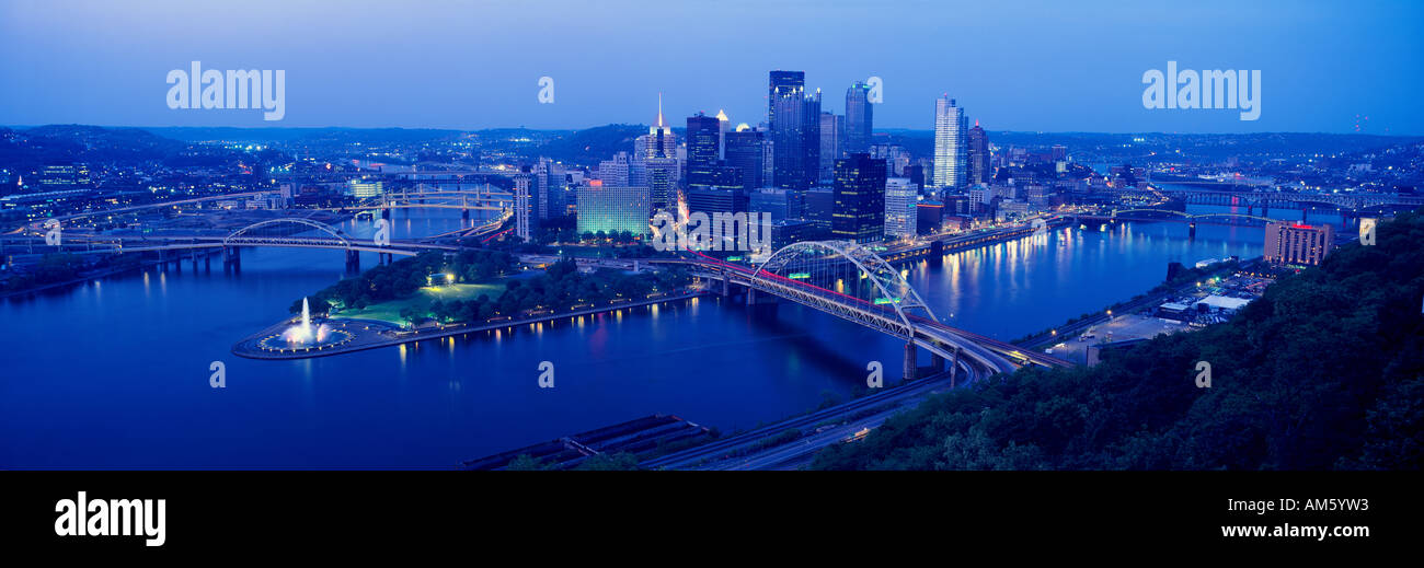 Vue panoramique vue de soir Pittsburgh PA avec West End Bridge et Allegheny Monongahela et Ohio Banque D'Images