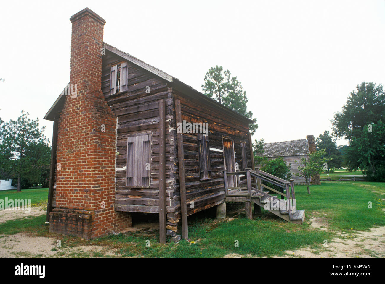 Log cabin avec cheminée dans la ville historique de Camden SC Banque D'Images