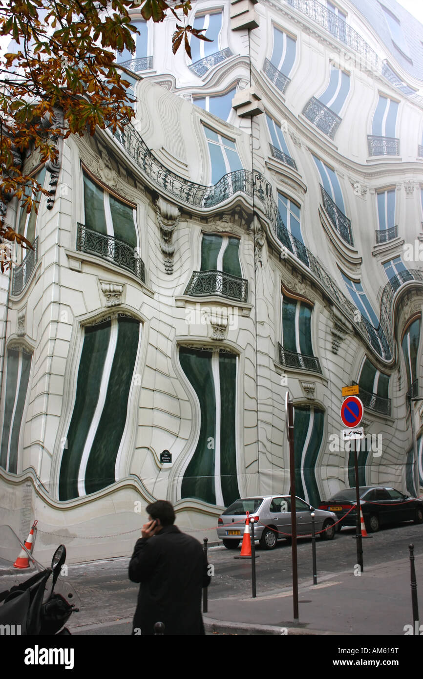 La thésaurisation surréaliste sur un bâtiment en rénovation à Paris