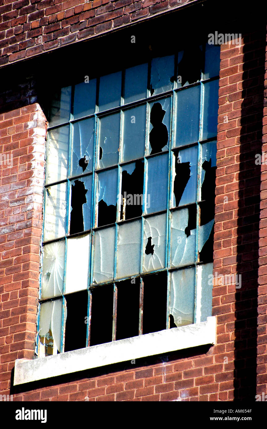 Vacant et usine abandonnée bâtiment avec des fenêtres cassées Banque D'Images