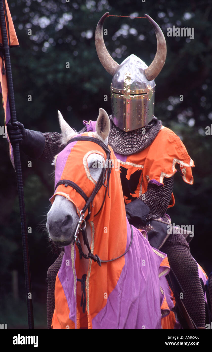 Tournoi de joutes médiévales re adoption chevalier sur un cheval au château de Caerlaverock près de Dumfries Scotland UK Banque D'Images