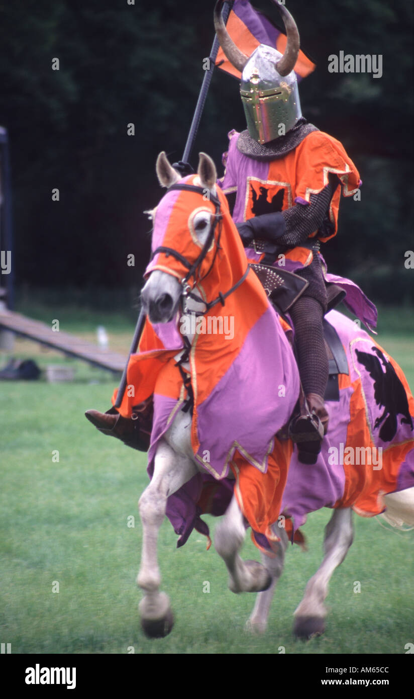 Tournoi de joutes médiévales re adoption chevalier sur un cheval au château de Caerlaverock près de Dumfries Scotland UK Banque D'Images