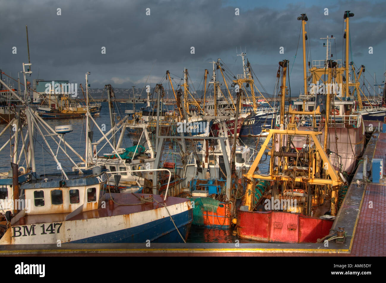 Chalutiers à perche en attente de la marée pour changer, leur permettant d'aller à la mer. Banque D'Images