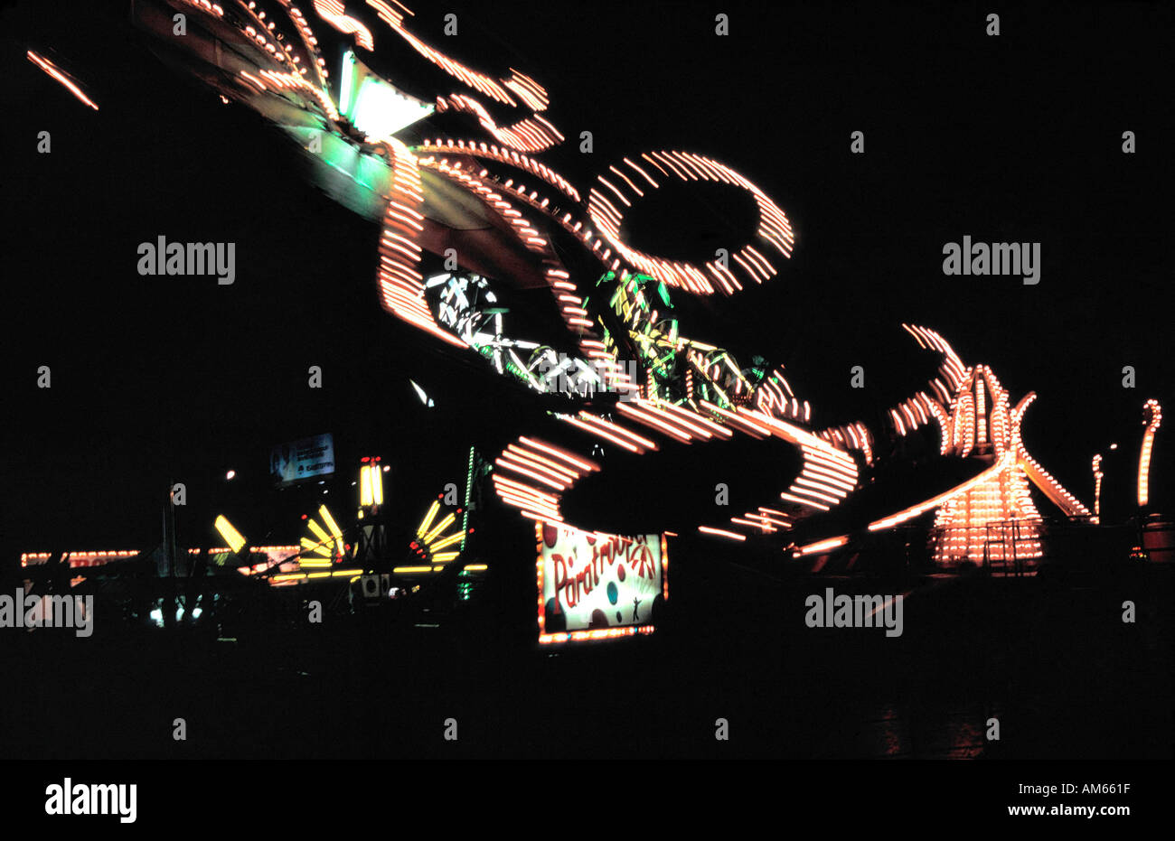 Paratrooper ride sur le midway blurred motion photo de nuit Banque D'Images