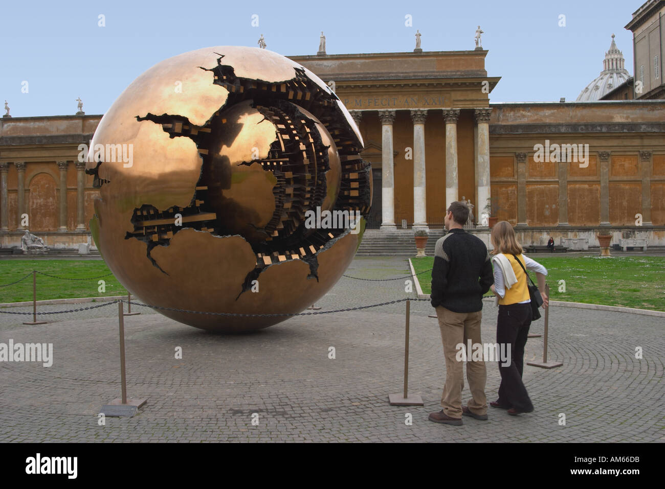 Les touristes regarder Sfera 12 sculpture. Musée du Vatican, Rome, Latium, Italie. Banque D'Images