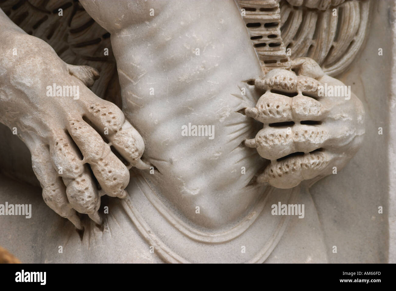 Détail d'une statue d'un lion attaquant un cheval. Musée du Vatican, Rome, Latium, Italie. Banque D'Images