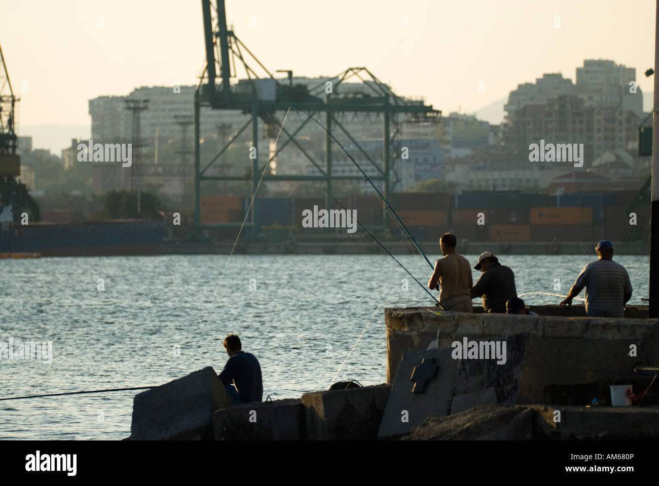 Les pêcheurs au port de Varna, Varna, Bulgarie Banque D'Images