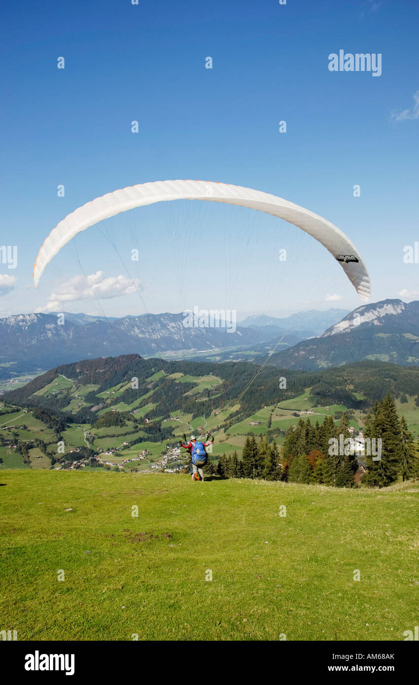 Le Parapente depuis le sommet d'une montagne près de la vallée de l'Inn, Wildschoenau Télésieges Alpes, Autriche Banque D'Images