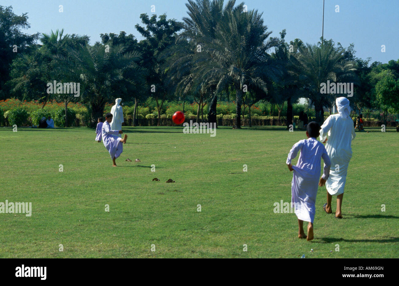 UAE Dubai Safa Park Family Playing Football Banque D'Images