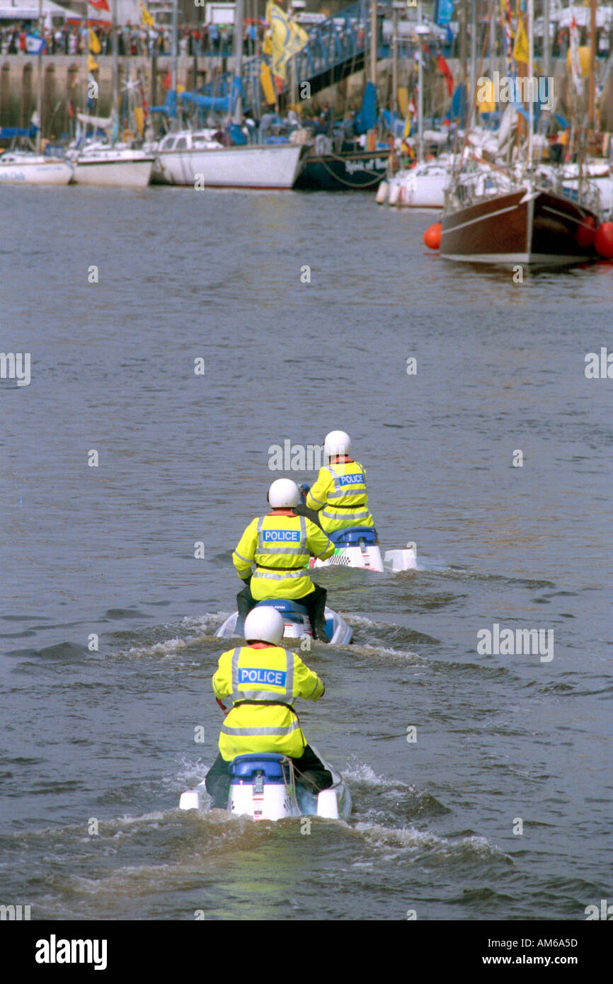 1992 La police en patrouille de la rivière Tyne Newcastle Photo Simon Grosset Banque D'Images