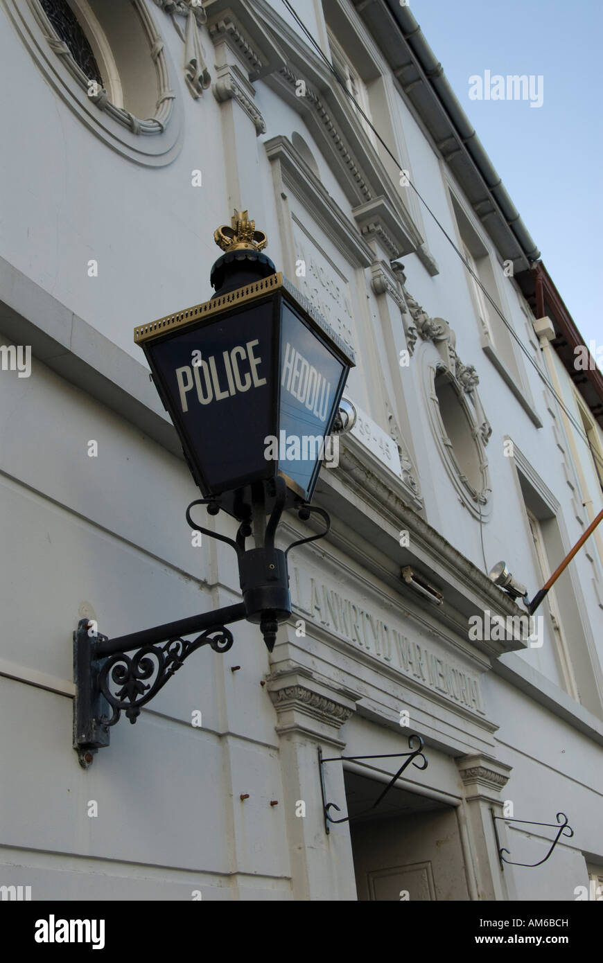 La lampe bleue de la police en anglais et gallois à l'extérieur du poste de police en Llanwrytyd Wells, Powys, Wales, UK Banque D'Images