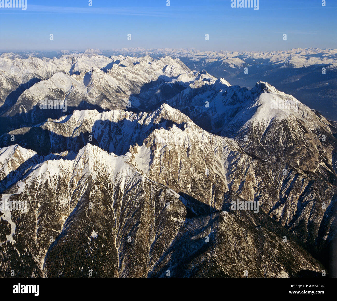 En face Seefelder Gruppe, main gauche, Reiterspitze Erl-Spitze centrale, main droite, Solstein-Spitze Karwendel, Tyrol, Autriche Banque D'Images