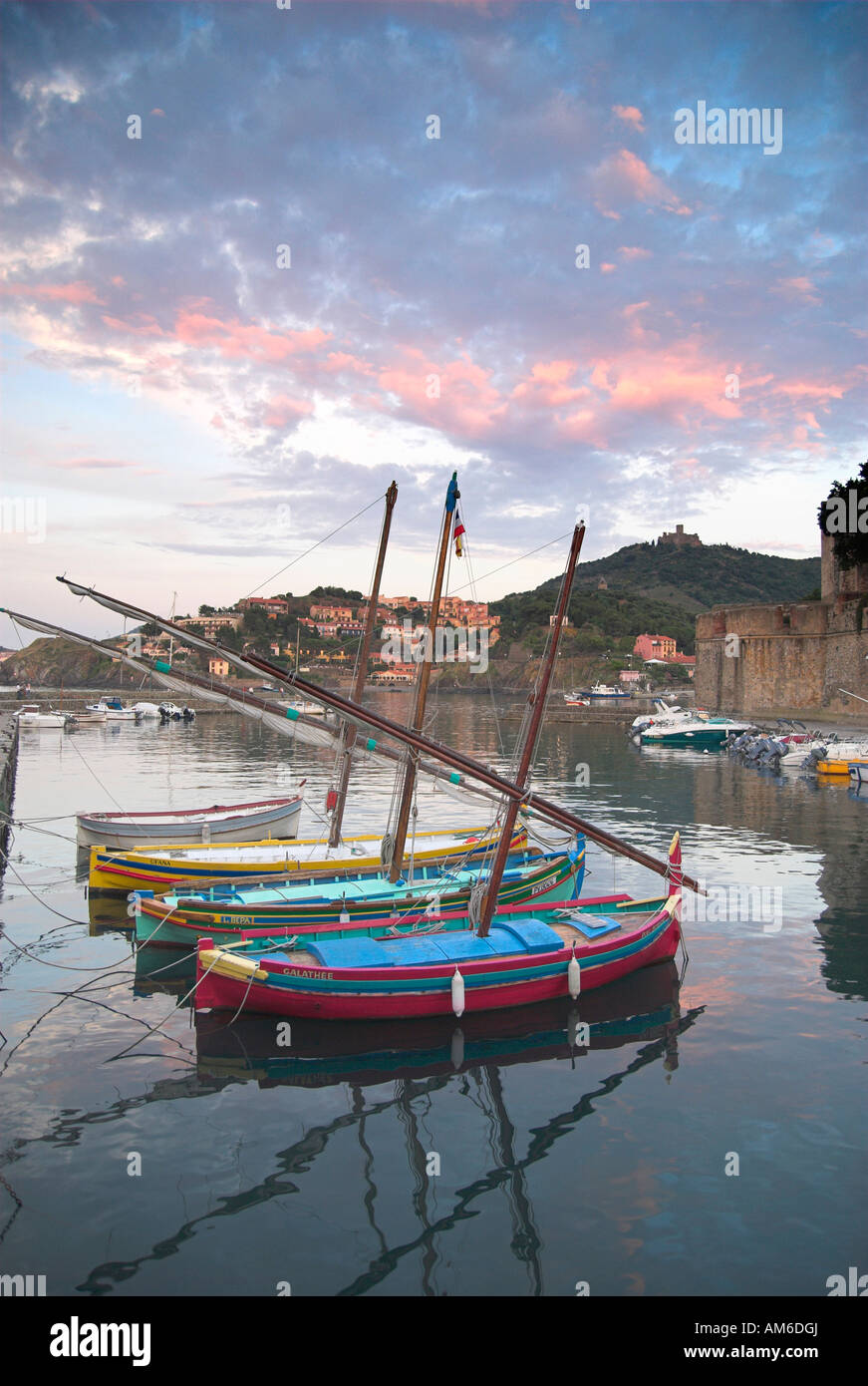La pêche traditionnelle des bateaux amarrés dans le port de Collioure au coucher du soleil Languedoc Roussilon France Banque D'Images