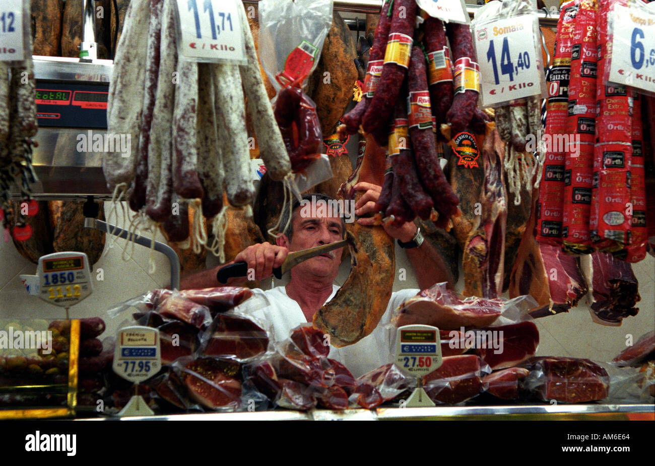 Un boucher travaillant au Mercat de la boqueria off Las Ramblas à Barcelone, Espagne Banque D'Images Un boucher travaillant au Mercat de la boqueria off Las Ramblas à Barcelone, Espagne Banque D'Images