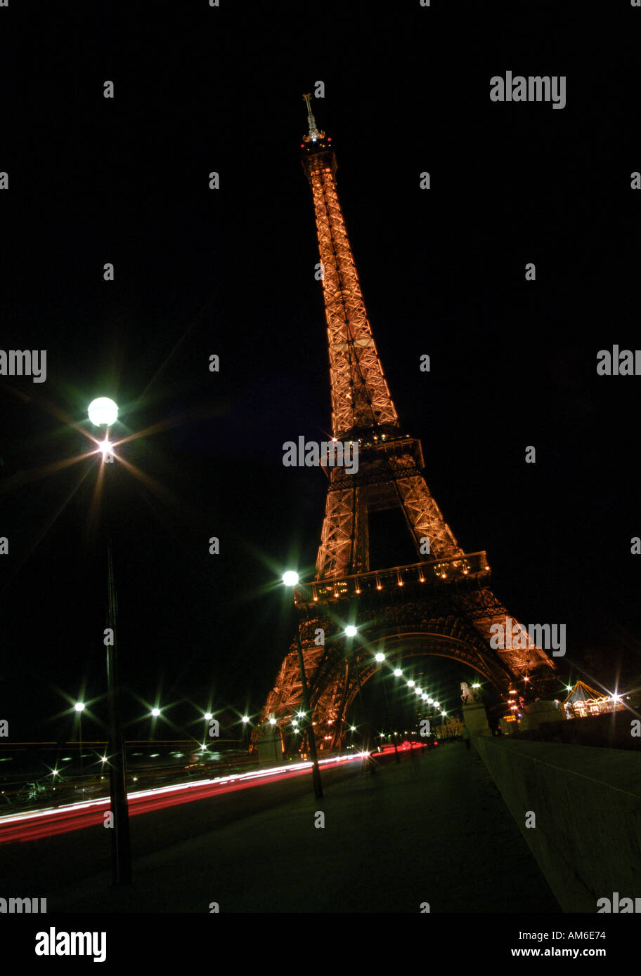 La Tour Eiffel éclairée de nuit à Paris, France, Europe . Banque D'Images La Tour Eiffel éclairée de nuit à Paris, France, Europe . Banque D'Images