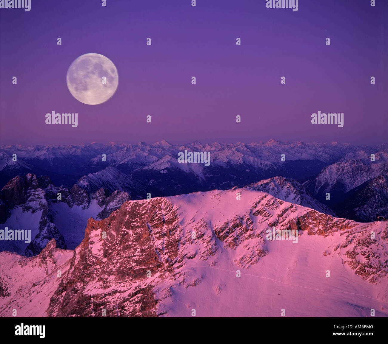 Voir à partir de la Zugspitze, pleine lune sur les Alpes de Lechtal, Dawn, Wettersteingebirge, Tyrol, Autriche Banque D'Images