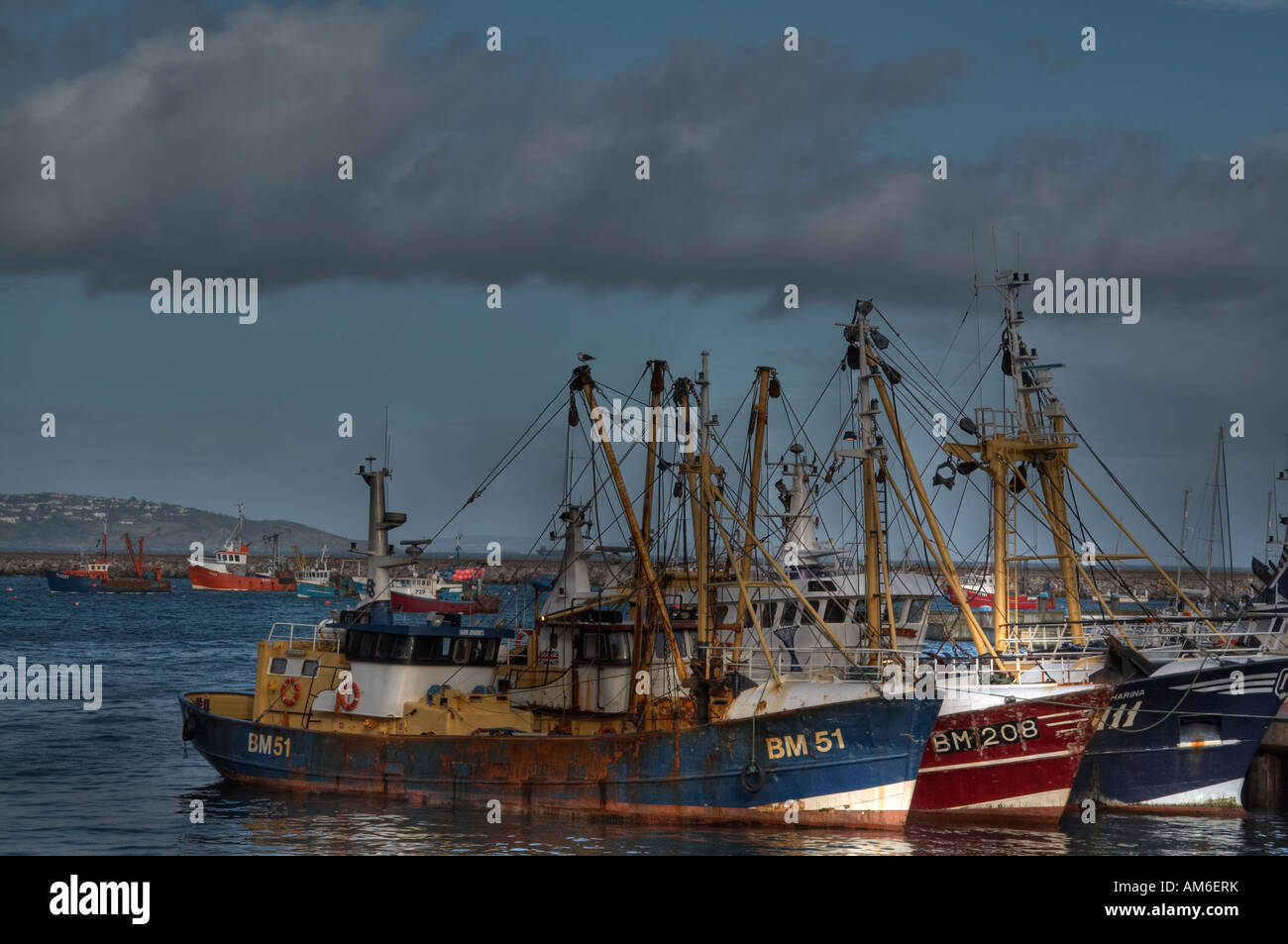 Chalutiers à perche en attente de la marée pour changer, leur permettant d'aller à la mer. Banque D'Images