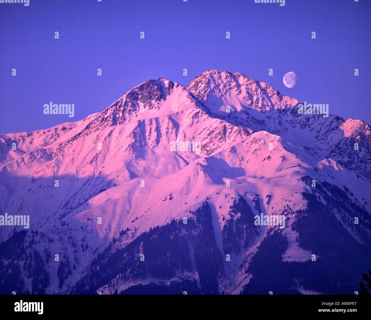 Dans les Alpes de Stubai Hocheder, hiver, lune dans la matinée, Tyrol, Autriche Banque D'Images
