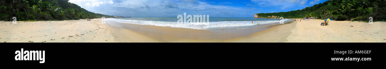 La plage Praia do Madeiro Rua dos par bay dans Pipa, au sud de Natal, Brésil. Également appelé Dolphin's beach. Banque D'Images