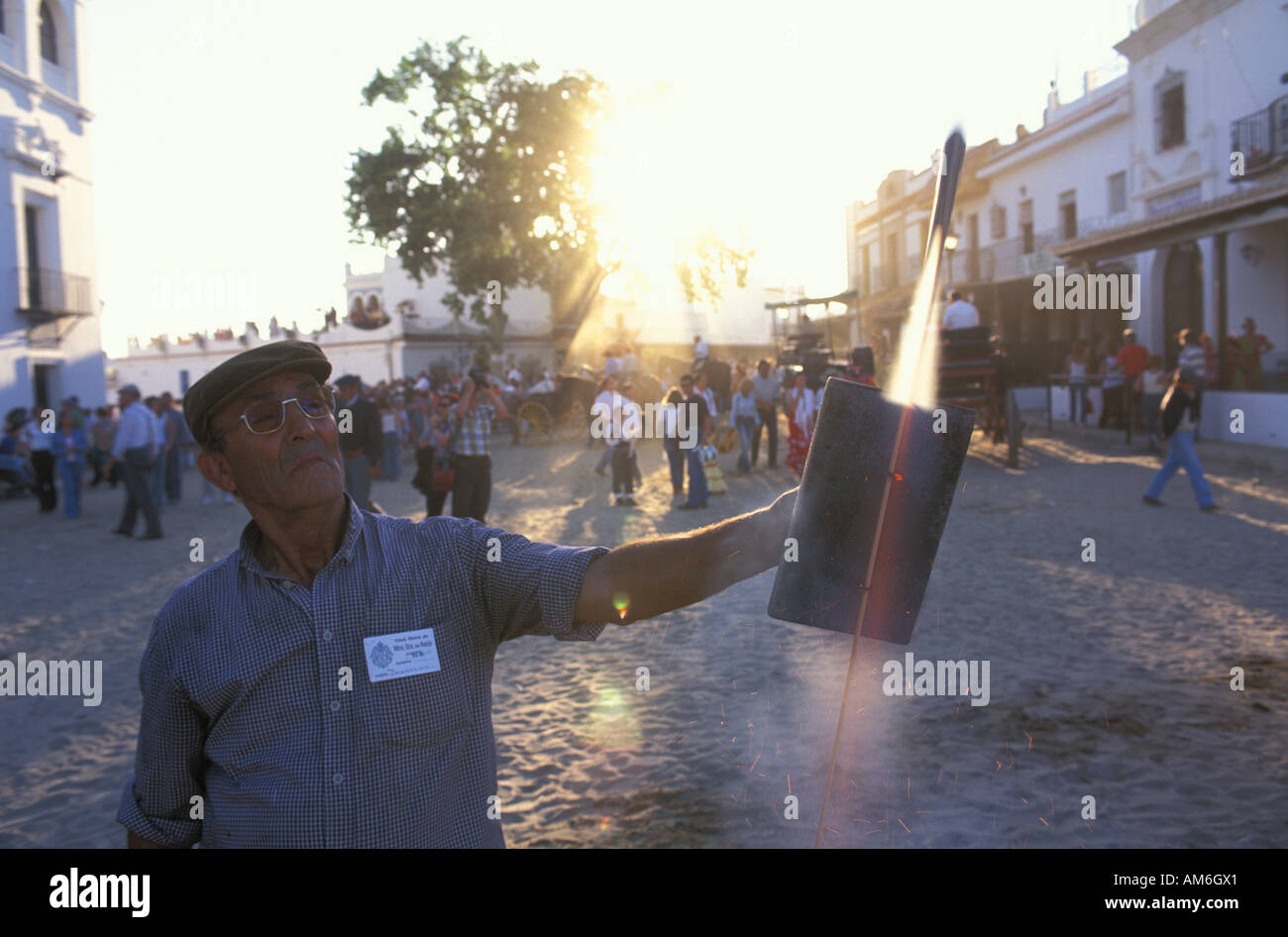 El Rocio pèlerins roquettes tir pour commémorer le chasseur qui trouve la statue de la Sainte Vierge Banque D'Images