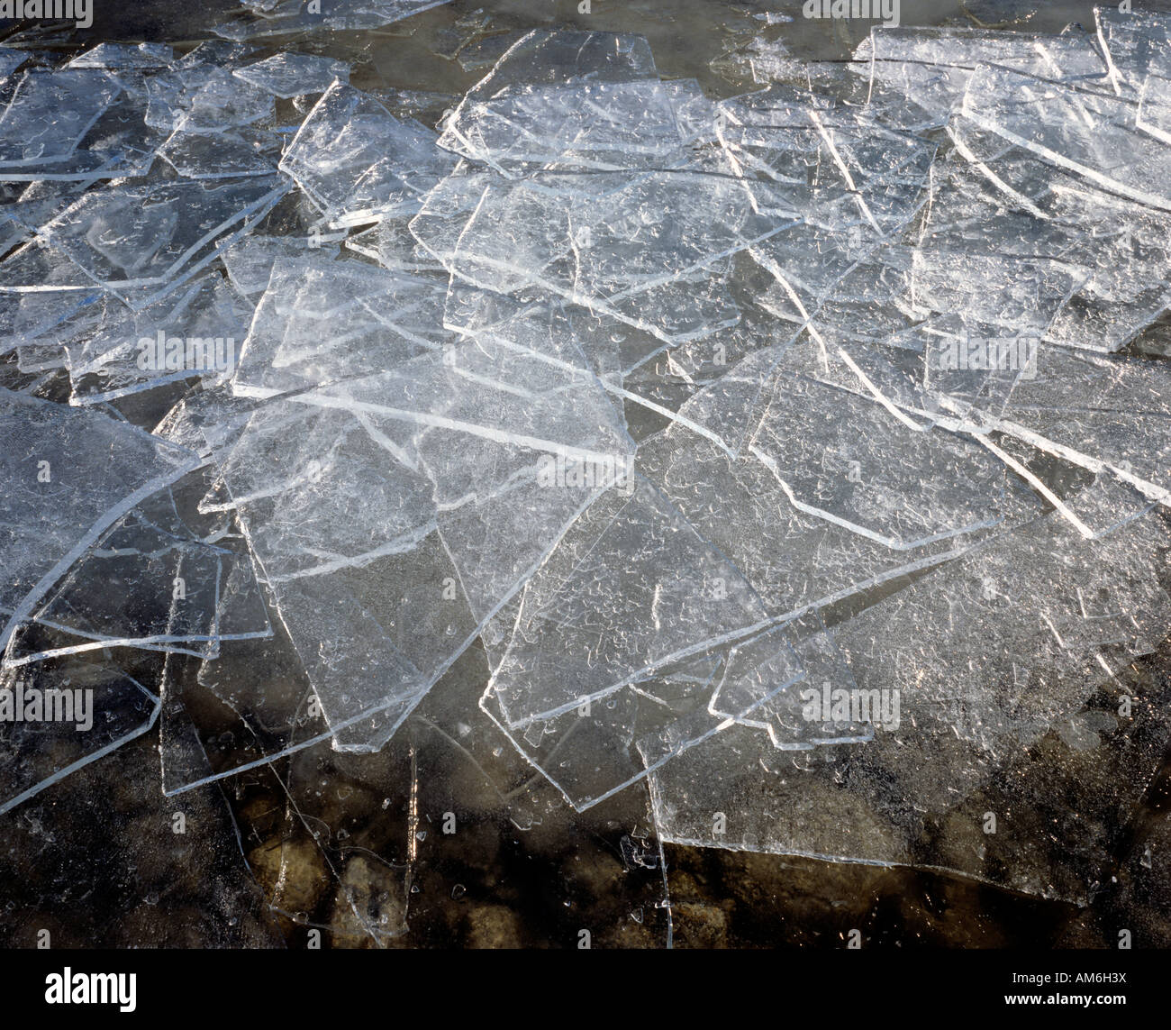 La glace brisée, port du lac de Chiemsee, Chiemgau, Haute-Bavière, Allemagne Banque D'Images