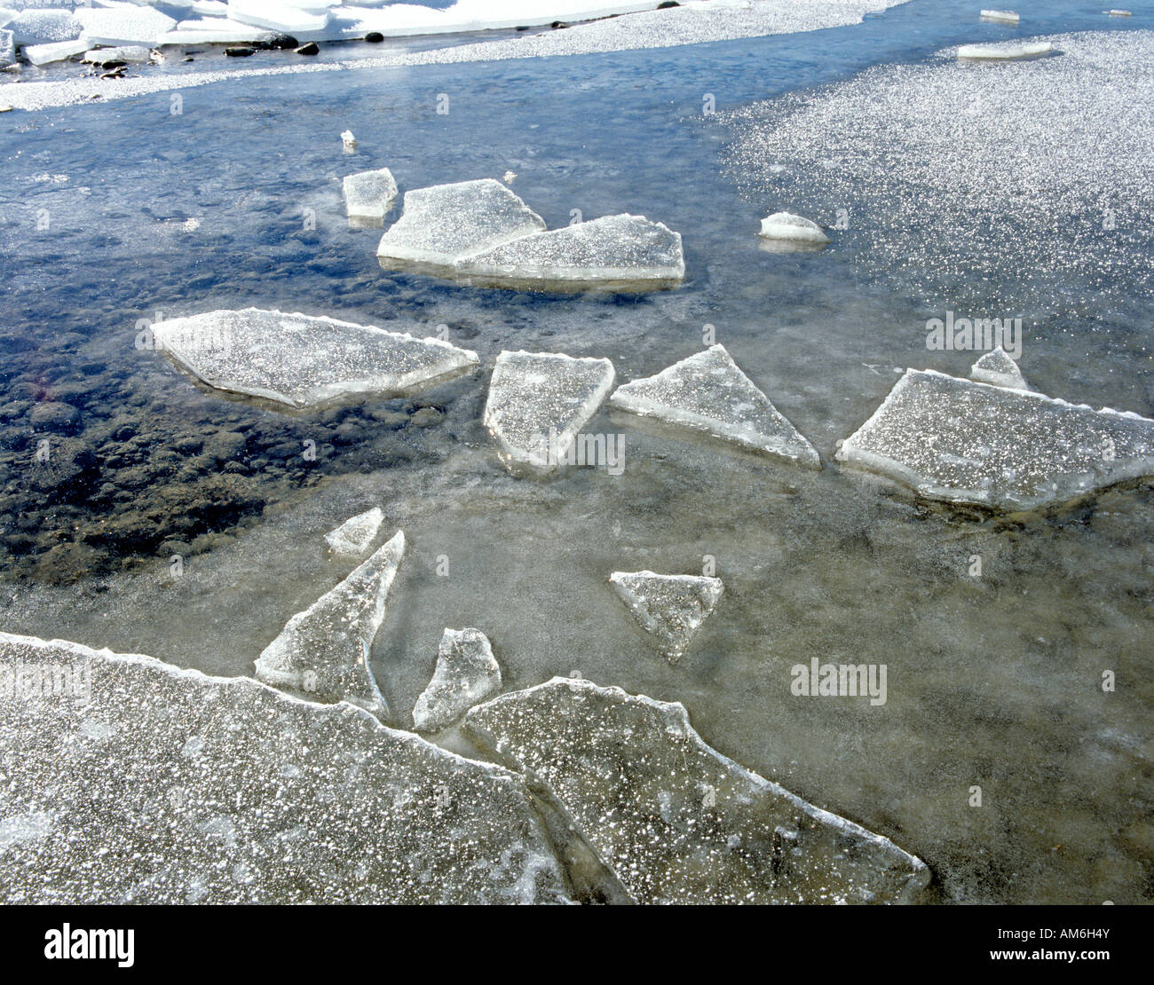 Plaques de glace au lac de Chiemsee, Chiemgau, Haute-Bavière, Allemagne Banque D'Images