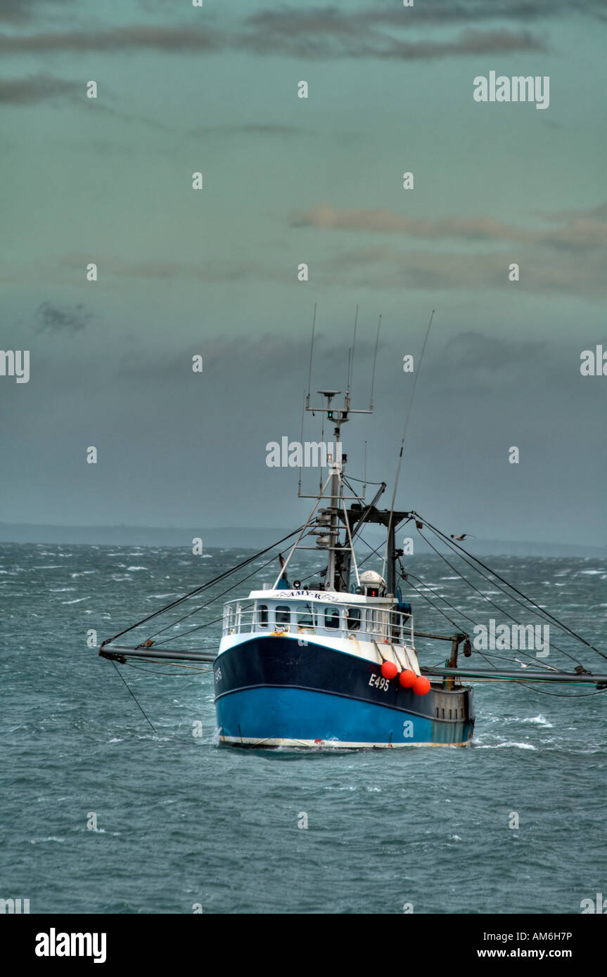 Bateau de pêche en mer agitée Banque D'Images