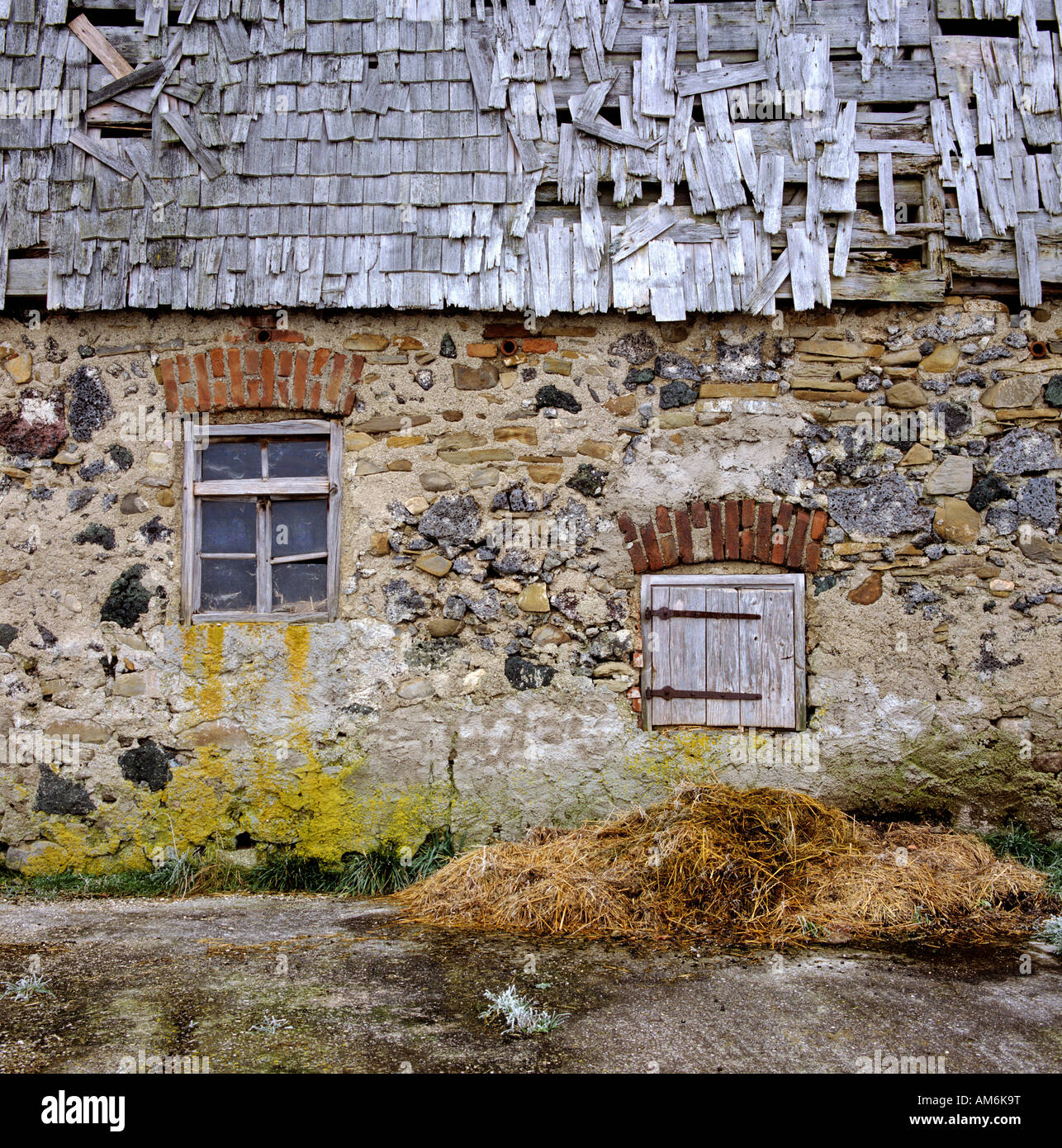 Les anciennes écuries, le fumier heap, pourriture des bardeaux de toiture Banque D'Images