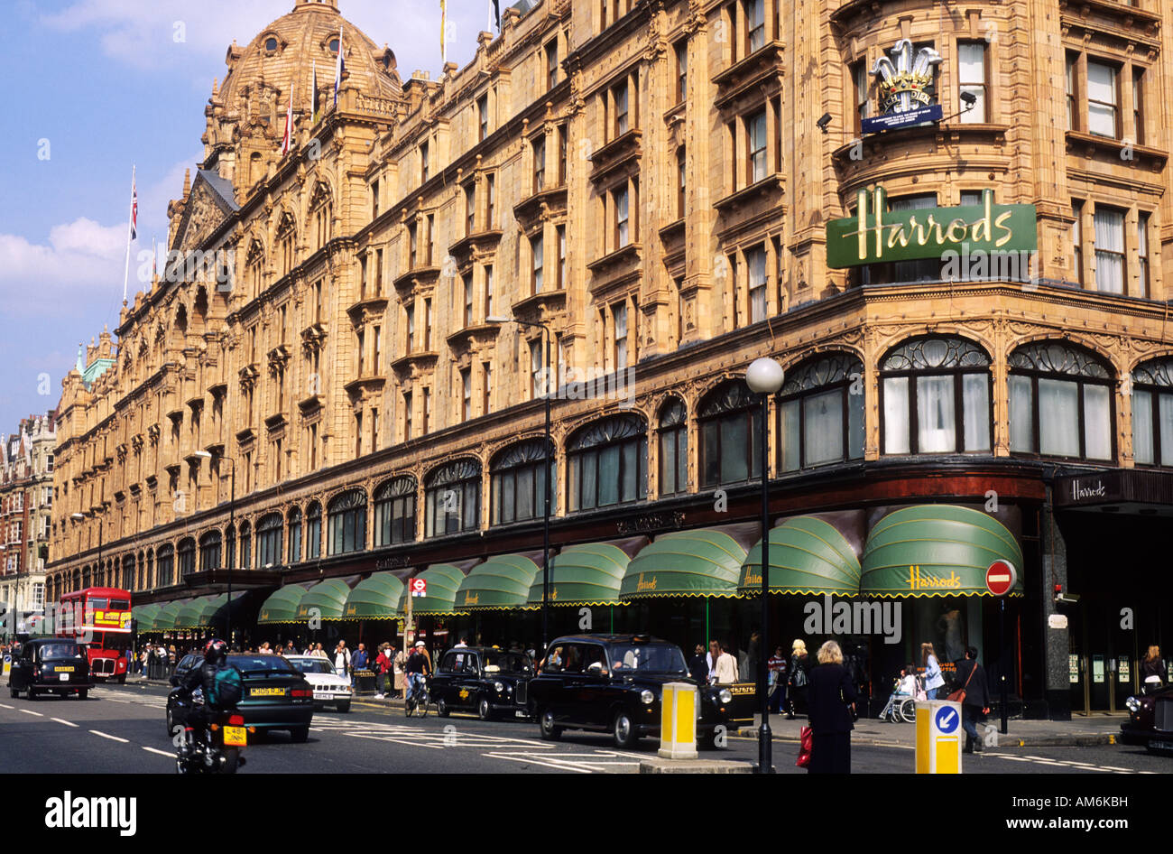 Harrods Knightsbridge Londres Magasin England UK shop shopping magasins shoppers bus taxi noir rouge Banque D'Images