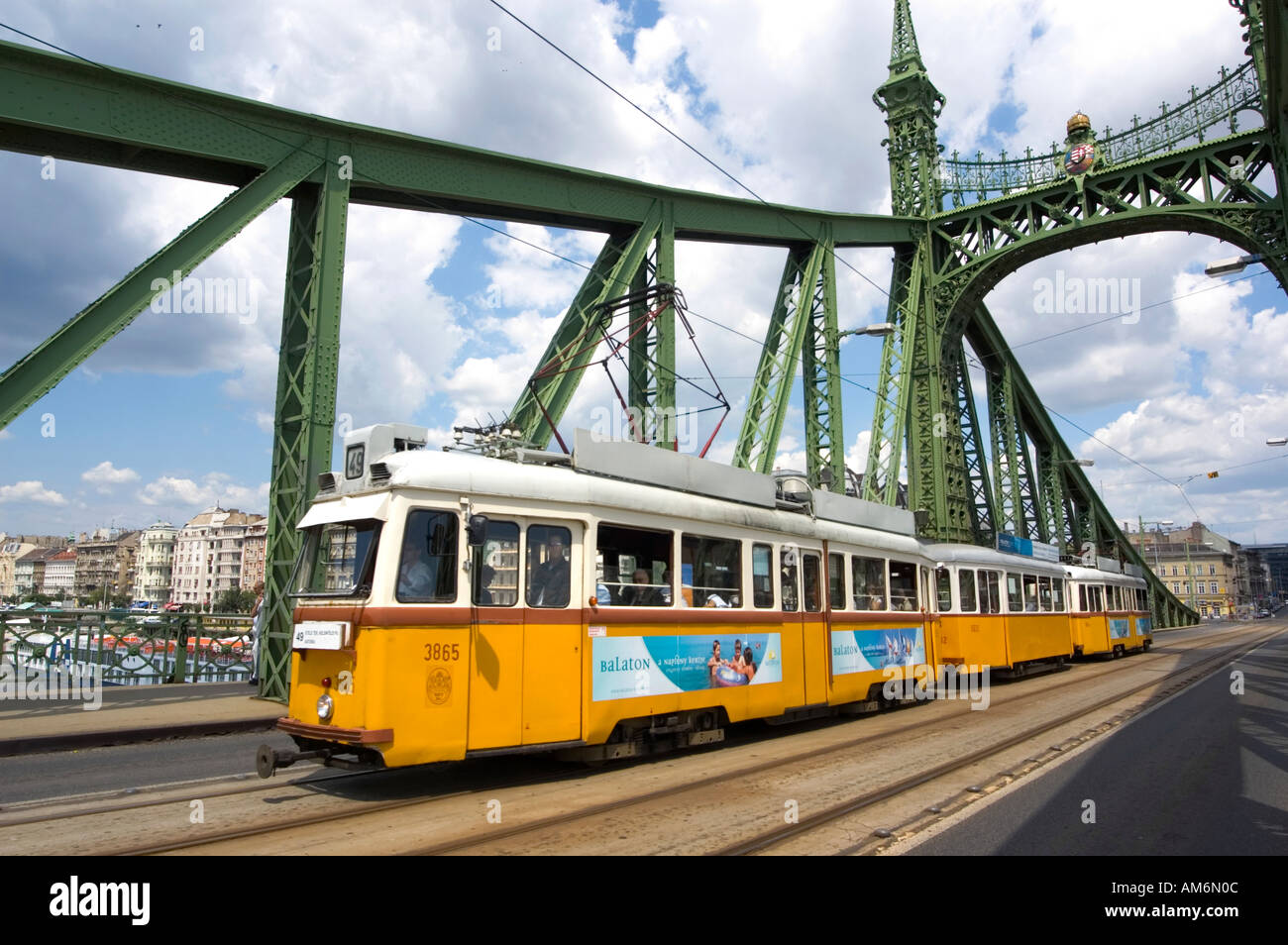 Vieux tram du déplacement sur pont de la liberté Budapest Hongrie Banque D'Images