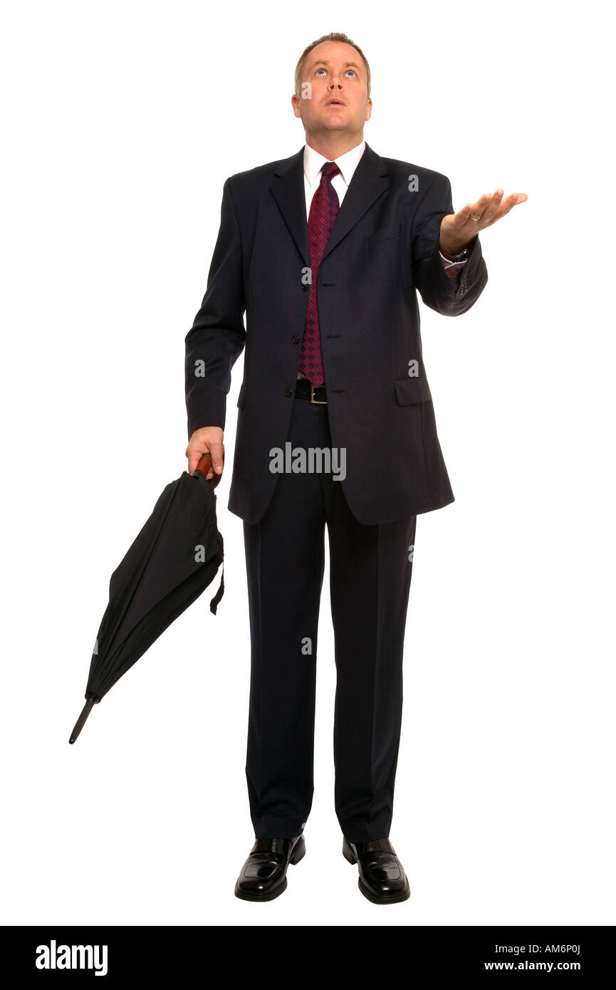 Businessman avec un parapluie faisant un calculé suppose que s'il passe à la pluie est-elle en valeur le risque Banque D'Images