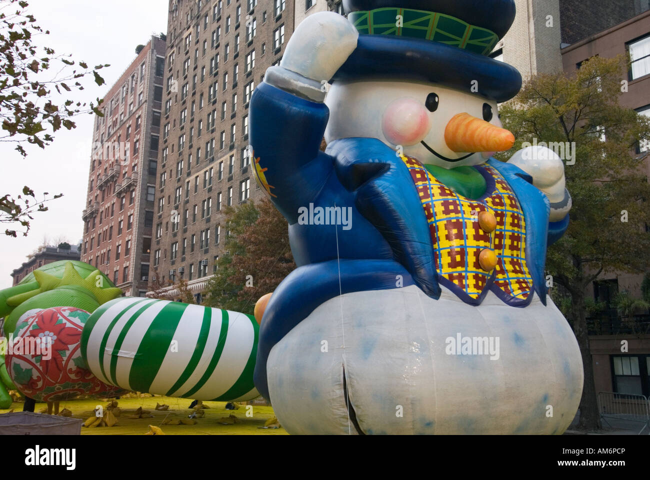 Frosty the Snowman Ballon d'être poussé le jour avant Thanksgiving sur West 81e rue à Manhattan Banque D'Images