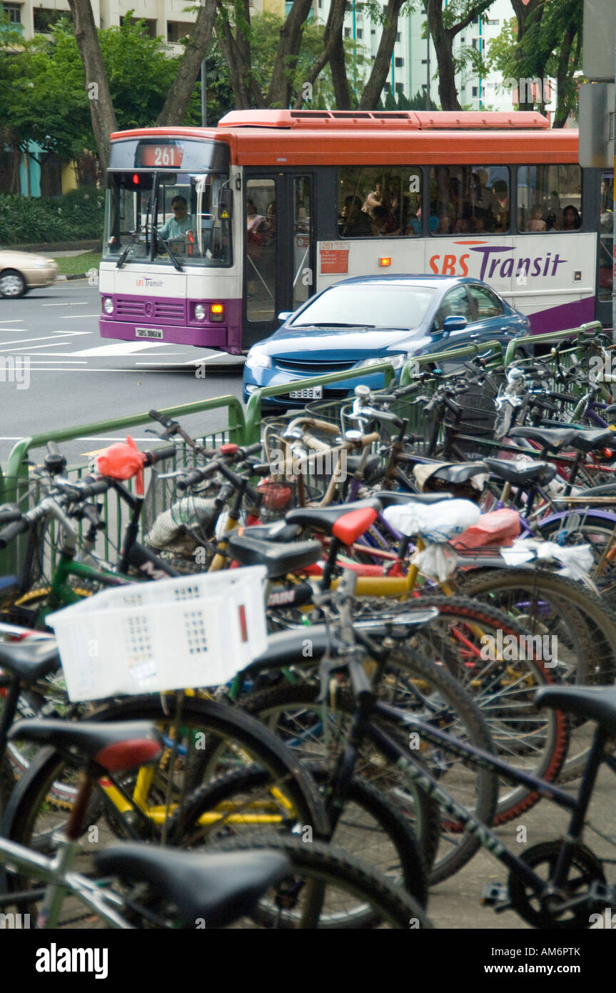 Les vélos garés devant Ang Mo Kio Station avec un bus à l'arrière-plan Banque D'Images