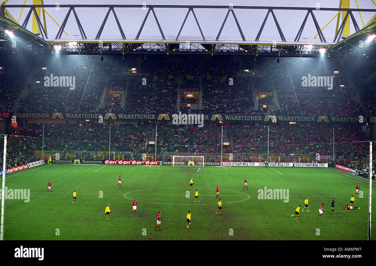 Le club de football allemand du Borussia Dortmund à jouer sur leur sol (Signal Iduna Park Westfalenstadion) Banque D'Images