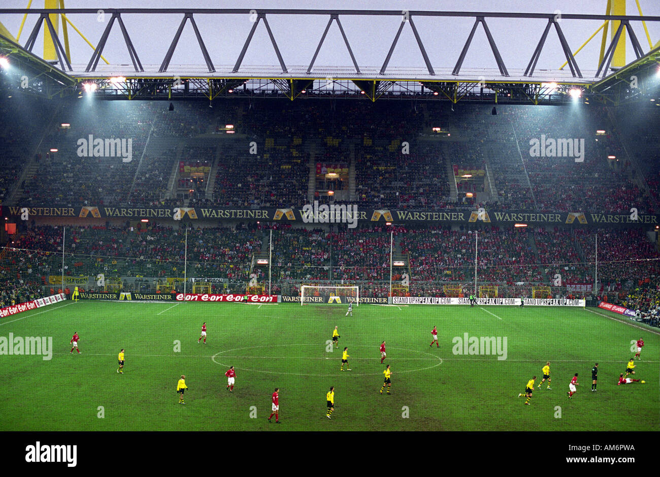 Le club de football allemand du Borussia Dortmund à jouer sur leur masse Signal Iduna Park (Westfalen stadion) Banque D'Images