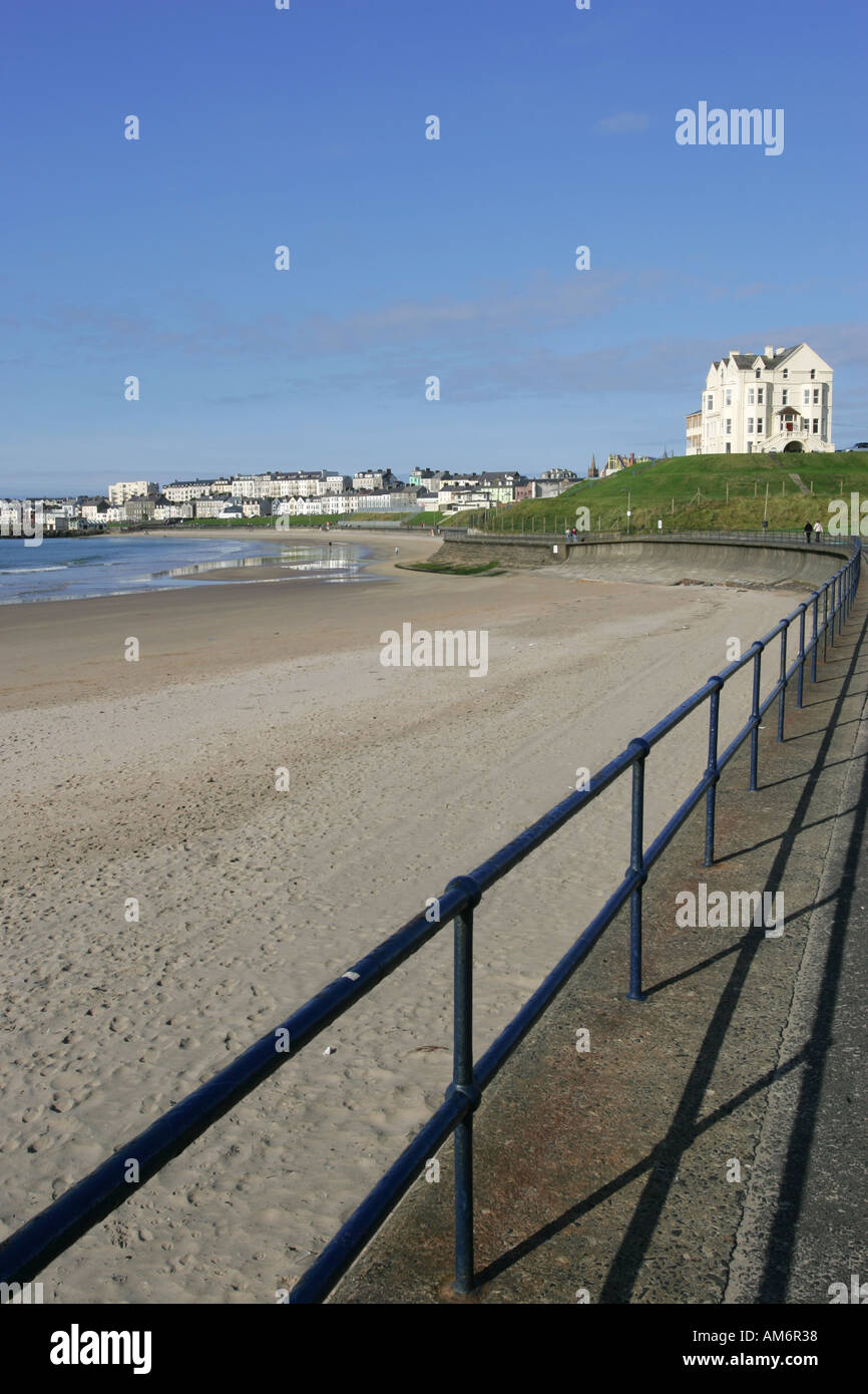 La promenade et plage de sable à Port Rush côte d'Antrim en Irlande du Nord, une maison de vacances touristiques populaires et clubbing NI resort Banque D'Images