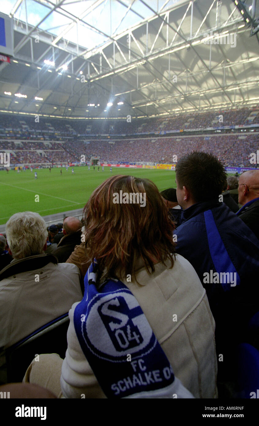 Schalke 04 Bundesliga football club jouant un jeu à la Veltins Arena de Gelsenkirchen, Rhénanie du Nord-Westphalie, Allemagne. Banque D'Images