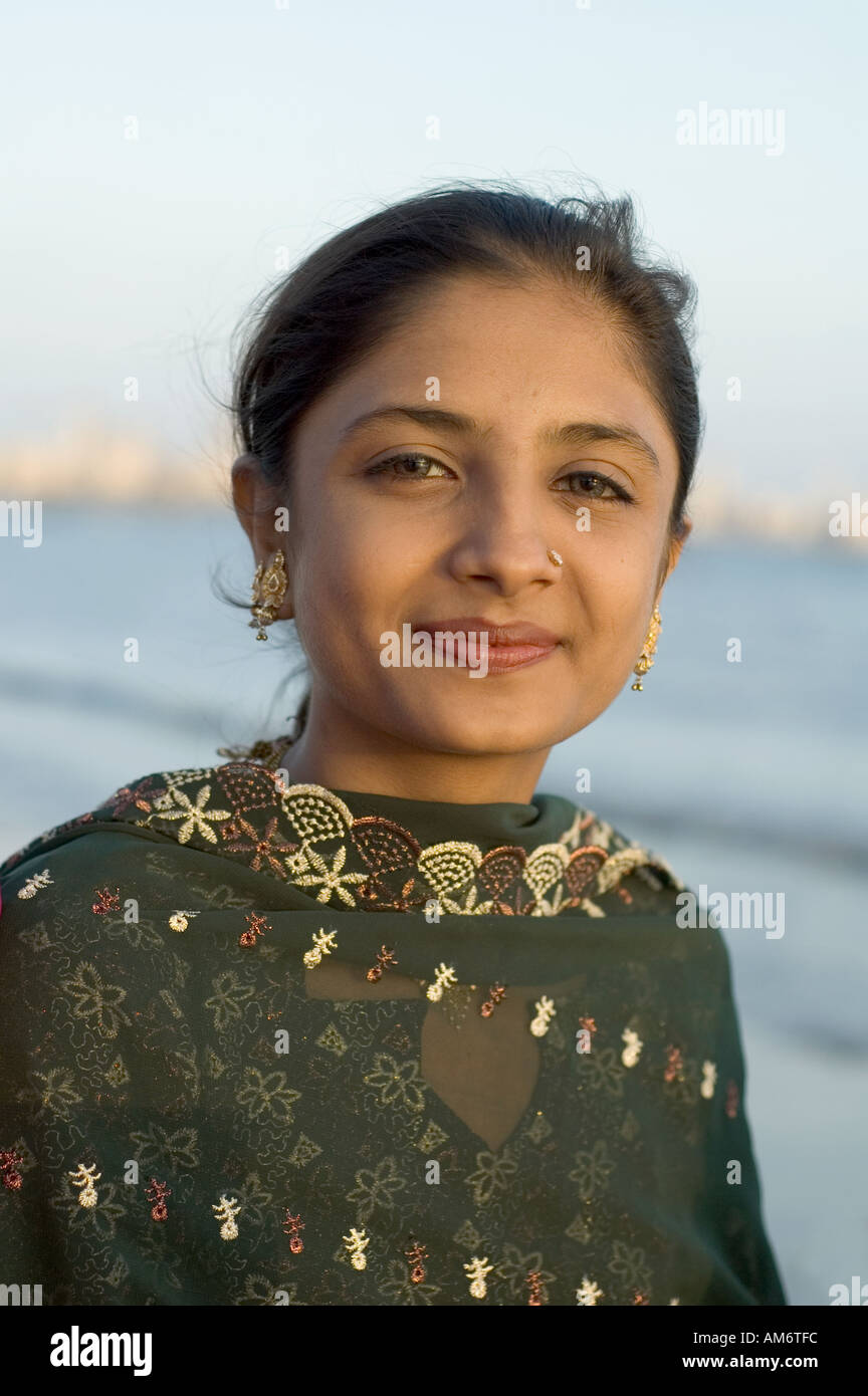 Une belle femme indienne lucide sur la plage de Chowpatty à Mumbai, Inde  Photo Stock - Alamy
