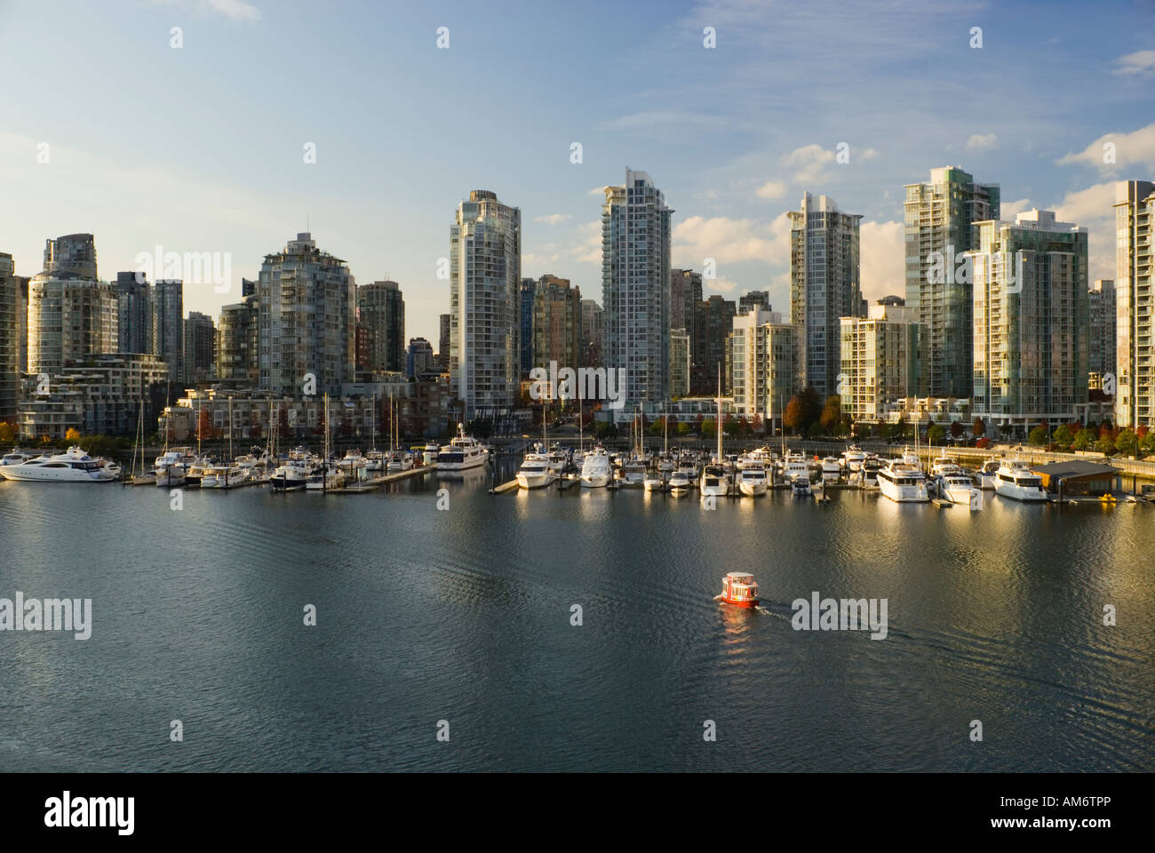 Bus Aqua et Yaletown Skyline at False Creek, Vancouver, British Columbia, Canada, 2007 Banque D'Images